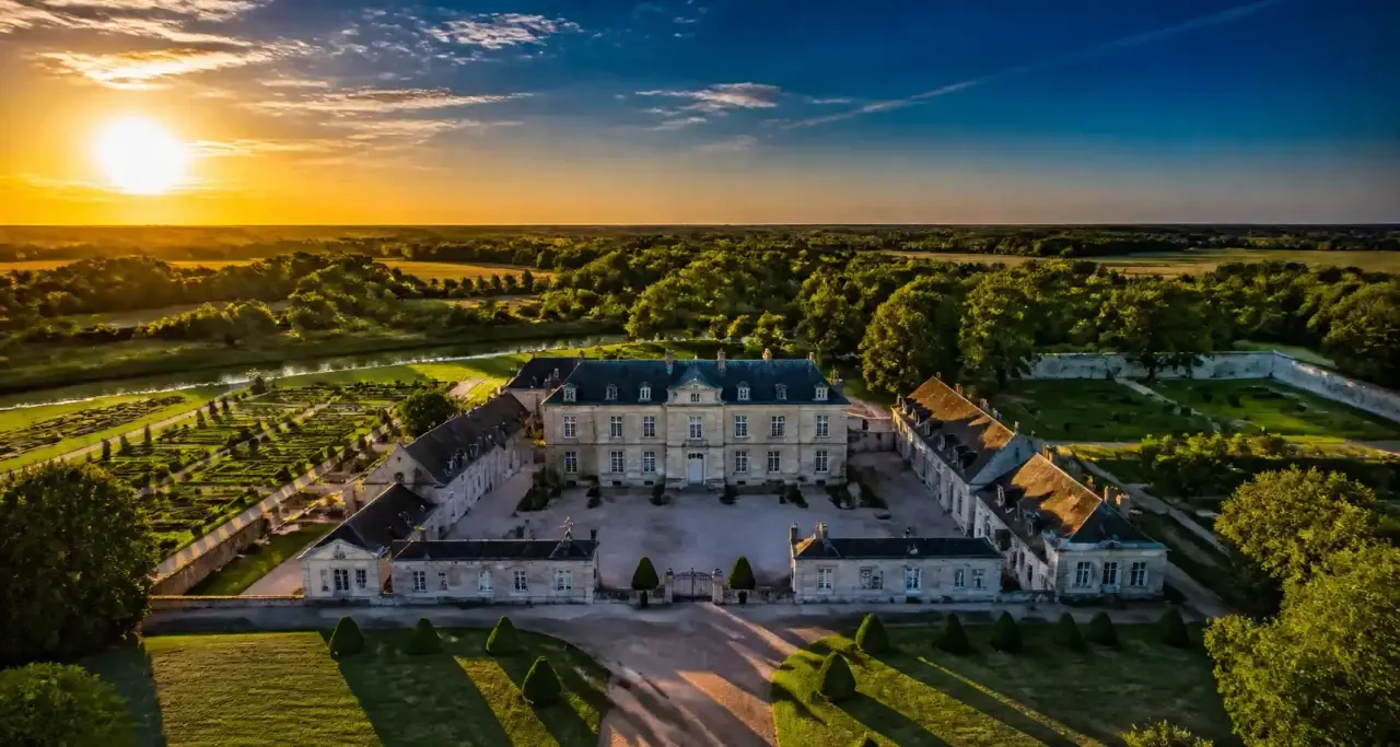 Vue a&eacute;rienne du ch&acirc;teau de Fontaine-Fran&ccedil;aise au c&oelig;ur de la Bourgogne