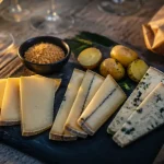 Fromages du jura sur ardoise : Comté, Morbier et Bleu de Gex