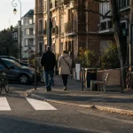 Rue de la fontaine henri iv à Chaville : trottoirs, stationnement et vélos
