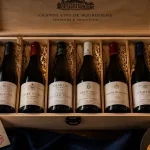 Box vin bourgogne : coffret et fromages sur table en bois