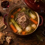 Pot au feu vin : vin rouge fruité peu boisé avec cocotte fumante et légumes