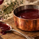 Sauce au vin rouge brillante en casserole